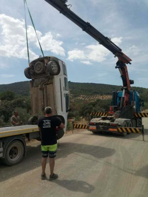 Plataformas y Grúas Sebastián González grúa con auto