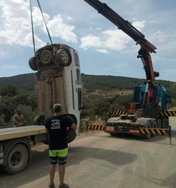 Plataformas y Grúas Sebastián González grúa con auto