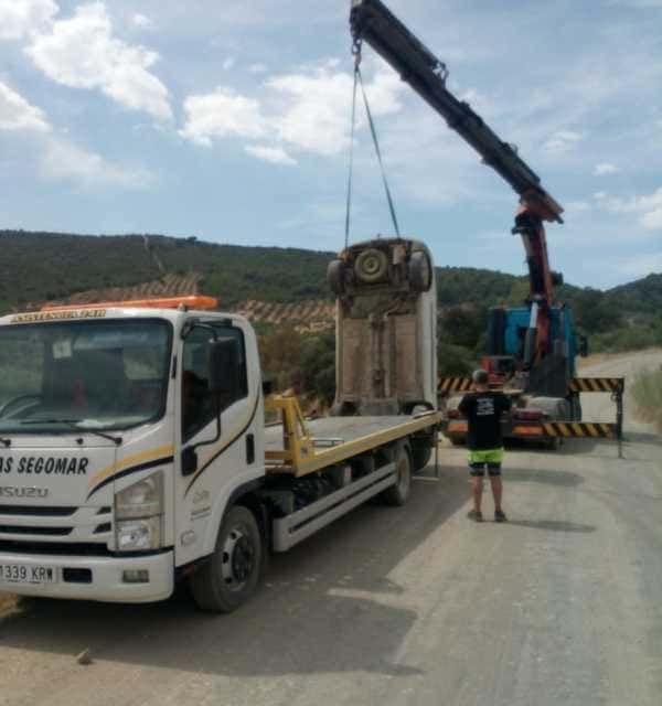 Plataformas y Grúas Sebastián González grúa con auto 1